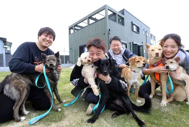 俳優・坂上忍さんが億単位の私財を投じ犬猫保護ハウス「さかがみ家」開設 その原動力とは