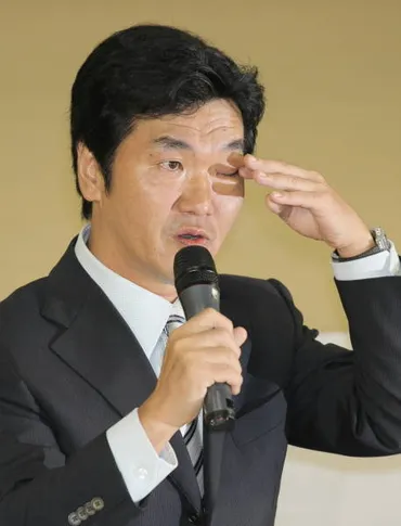 芸能界引退について記者会見し、涙を拭う島田紳助さん…：島田紳助さん 写真特集：時事ドットコム