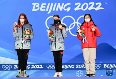 フィギュア女子、日本の坂本花織に銅メダル授与 北京冬季五輪