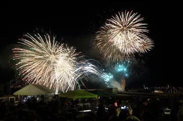 冬の夜空を彩る！伊東市の「とっておき冬花火大会」ってどんなイベント？冬の澄み切った空に映える花火大会とは！？