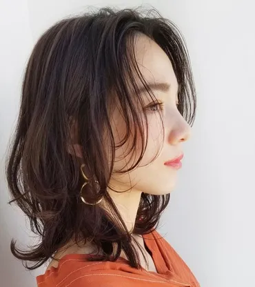 カールで動きをつけてヘアスタイルをおしゃれに！内巻き・外ハネなどタイプ別にご紹介 