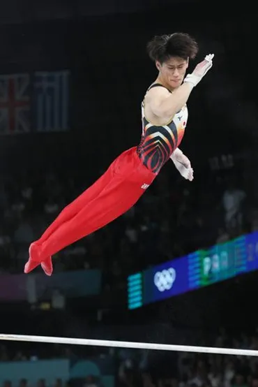 パリ五輪の体操男子団体総合決勝、鉄棒の演技を…：パリ五輪 体操競技 写真特集：時事ドットコム