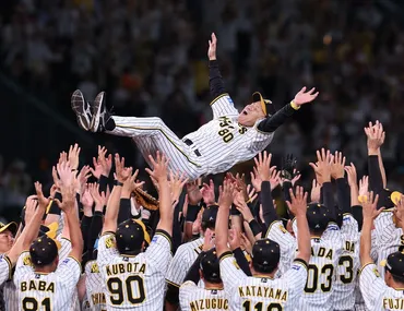 阪神タイガース 18年ぶりのリーグ優勝 岡田彰布監督歓喜の胴上げ 写真特集1/29 