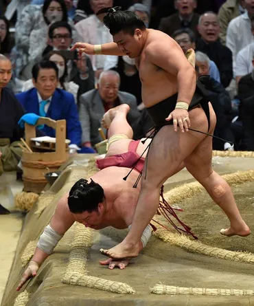 関脇・霧馬山が初優勝 モンゴル出身9人目 春場所、決定戦制す 