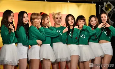 美女揃い」と話題のMOMOLAND（モモランド）、美脚全開＆ウエスト見せ衣装でパワフルダンス 6月に日本デビュー 