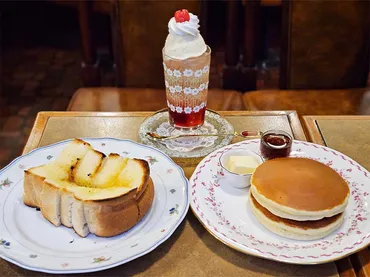 スカイツリー麓の純喫茶『ブラウン喫茶 デルコッファー』の「銅板ホットケーキ」が旨いワケ – 食楽web