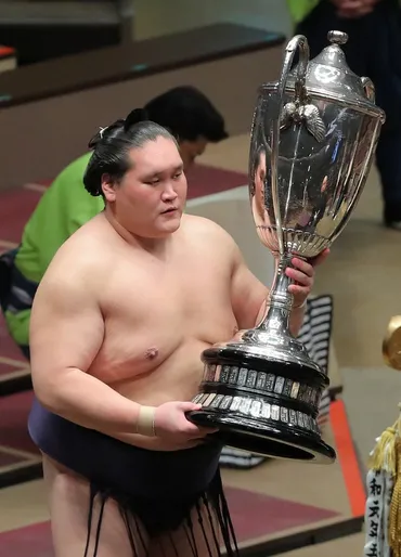 大相撲夏場所】横綱照ノ富士が、復活優勝。優勝8回目。目標は２桁（10回）優勝。 