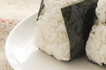 今日の短歌】鮭の死を米で包んでまたさらに海苔で包んだあれが食べたい (木下龍也) 