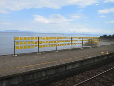 絶景駅！゛日本で一番海に近い駅゛ 大三東駅 島原鉄道の海の見える駅で幸せの黄色いハンカチが揺れていた 