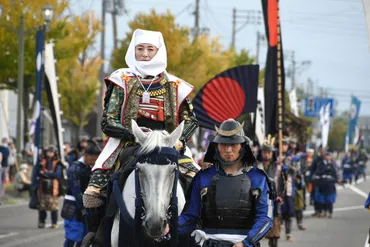 言葉にできないカッコよさ）上杉謙信役の越乃リュウさん、神キャスティング！新潟県上越市で「謙信公祭」出陣行列【動画あり】 