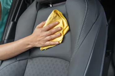 プロ直伝!高級車の証「本革シート」の手入れ方法とデニム対策について
