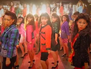 メイクや衣装も完全に再現!女子高生のバブリーダンス