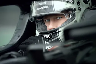 映画『F1®／エフワン』を熱くエキサイティングにする「IWCシャフハウゼン」の時計たち 