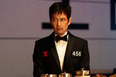 456番、まだ信じるのか」フロントマンVSギフン、因縁の対立はいかに『イカゲーム』S3本予告 