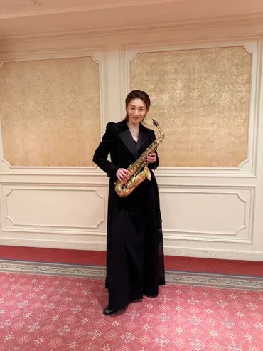 越乃リュウ「伊勢賢治さんのサックスに衝撃を受け、弟子入り志願。ランチショーでの演奏を目標に練習開始！何度も励まされながら、ついに本番を迎えて」（婦人公論.jp）  