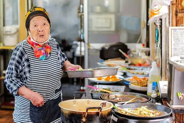 500円食べ放題「はっちゃん」食堂は心も満たす。田村はつゑさん85歳「儲けるためにやってるわけじゃない」〈おばちゃん力、ここにあり〉  ルポ・おばちゃん力、ここにあり