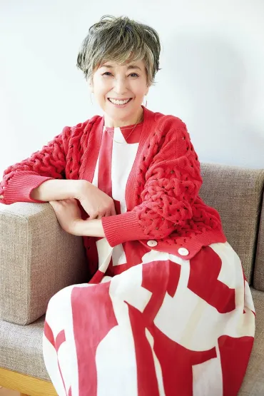 70歳・竹下景子さん、4年前に゛白髪染め゛をやめて心もラクに。「この年齢だからもらえたごほうびのよう」（ESSE