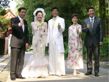 2005年、京都で開いた結婚披露宴で高嶋ファミリーが勢ぞろい。5人で「イエーイ」（左から）高島忠夫、シルビア・グラブ、高嶋政宏、寿美花代、高嶋政伸―  スポニチ Sponichi Annex 芸能