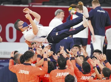 最後の五輪」康生監督、胴上げされて涙「これほど幸せな者はいない」 : 読売新聞