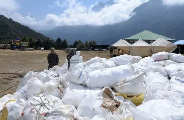 エベレストから4人の遺体を移送、プラごみや捨てられた登山具10トンも 写真6枚 国際ニュース：AFPBB News