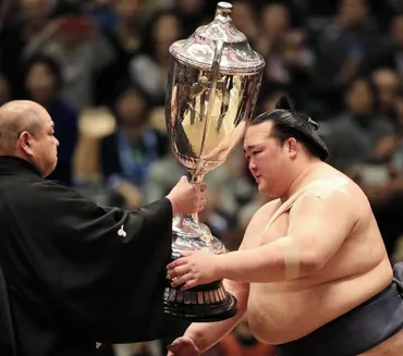 稀勢の里が奇跡の逆転優勝！涙止まらず…４人目新横綱Ｖ 照ノ富士に連勝/スポーツ/デイリースポーツ online