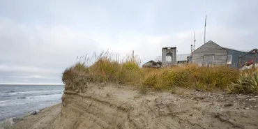 北極圏の沿岸地域社会は、気候変動に適応するために構造的対策に依存していますが、そうすべきでしょうか？ 