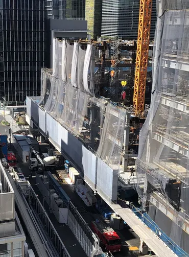 鉄骨落下、作業員２人死亡 東京駅近く、つり下げ中―現場検証し原因究明へ・警視庁：時事ドットコム