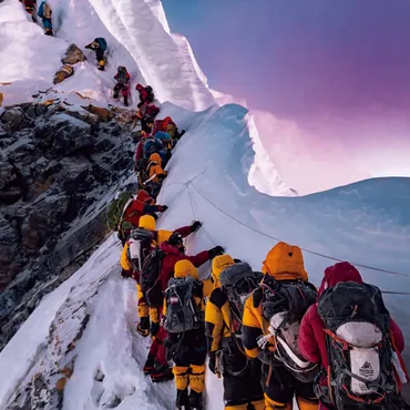 エベレストの凍てつく遺体: 気候変動が明かす登山史？デスゾーンの悲劇とは!!?