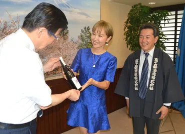 俳優工藤夕貴さん 川勝静岡知事に日本酒贈呈 自然農法の米使用